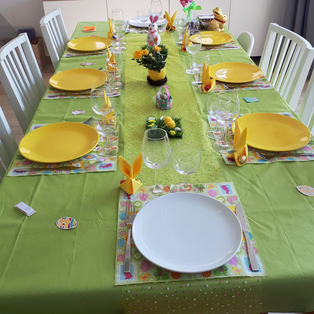 Dressage d'une table verte et jaune pour Pâques