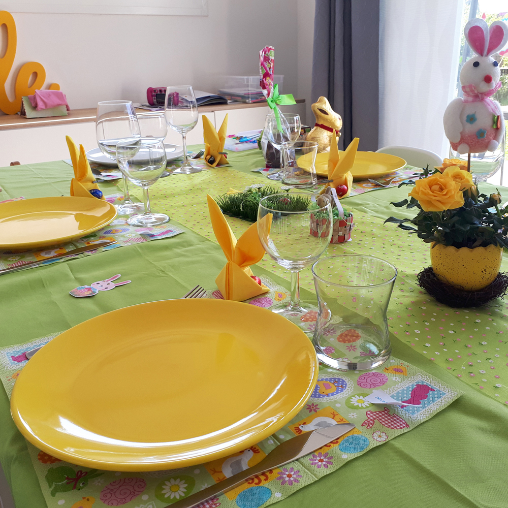 table verte et jaune pour Pâques