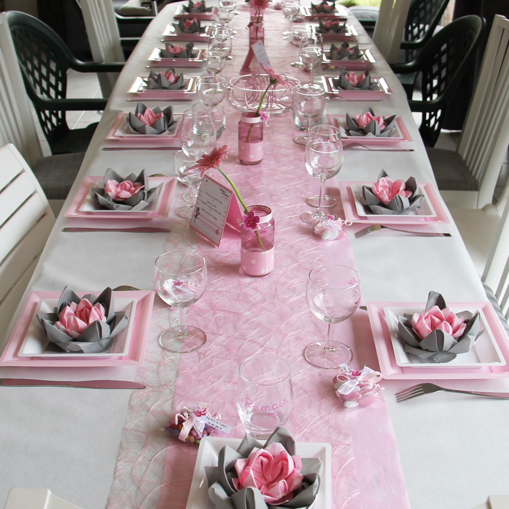 Dressage d'une table rose et blanche