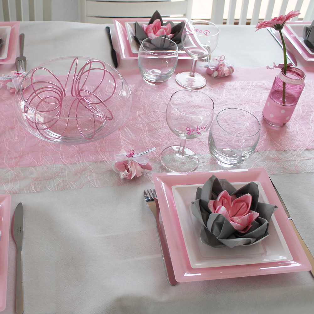 Dressage d'une table rose et blanche